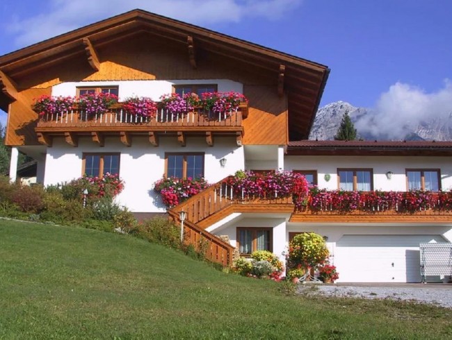 Sommeransicht Haus Waldhorn. Im Hintergrund das Dachsteinmassiv