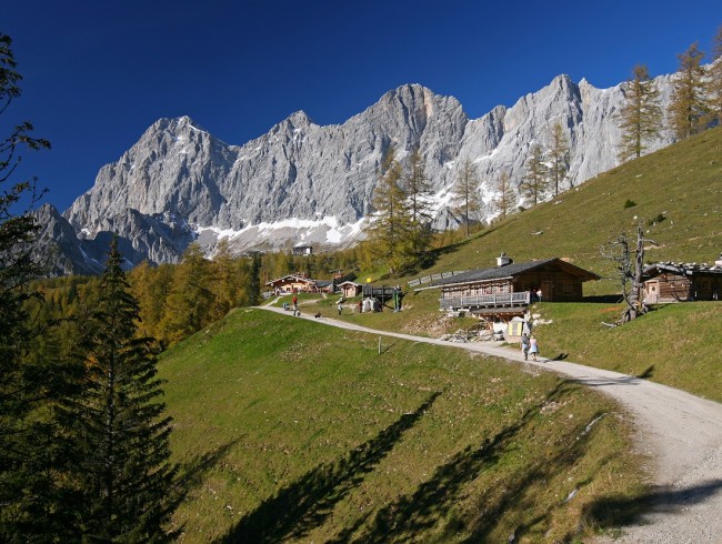 Almhütten am Fuß des Dachsteins © Photo Austria_H_Raffalt